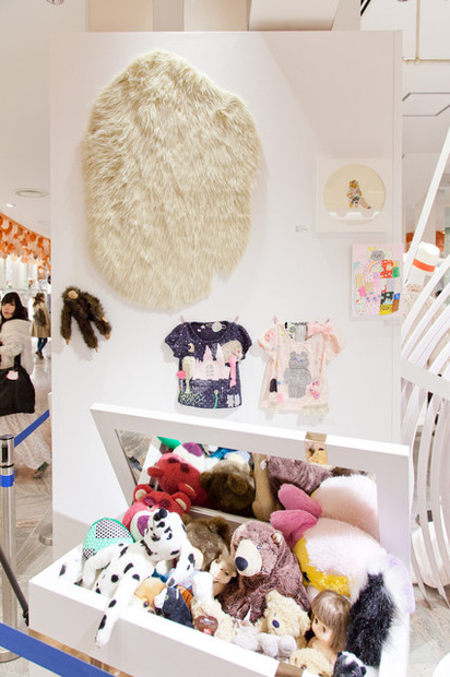 伊勢丹新宿店２階パークのガールズギャラリーで展示されている長井朋子の作品©Tomoko Nagai