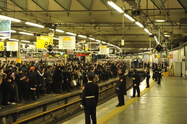 東横線渋谷地上駅、下り最終列車入線