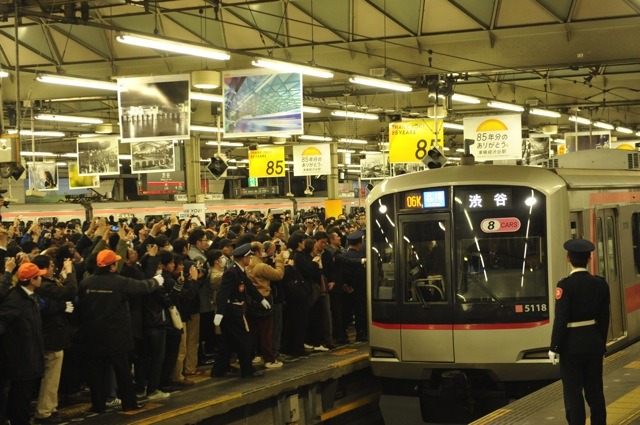 東横線渋谷地上駅、下り最終列車入線