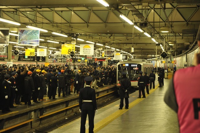 東横線渋谷地上駅、下り最終列車発車