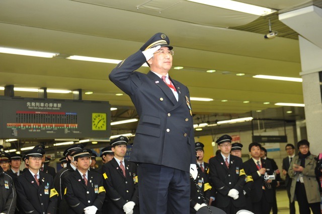 東横線渋谷地上駅、駅長敬礼