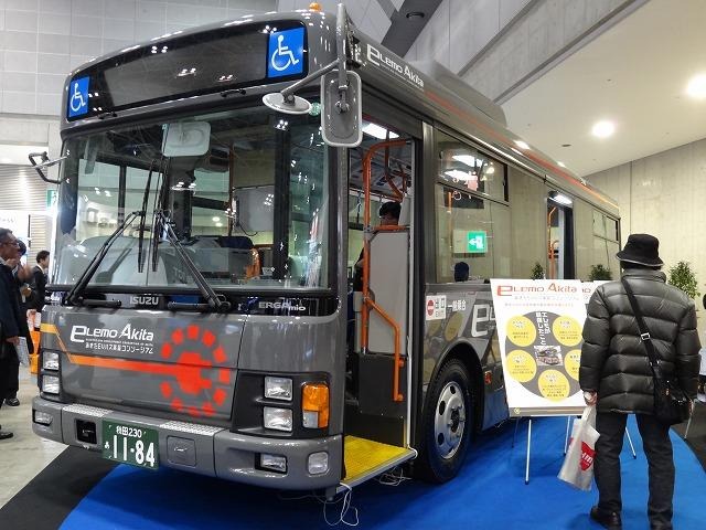 いすゞ『エルガ・ミオ』をベースとした試験車両。天井部には補機充電用の太陽電池パネルを装備（参考画像）