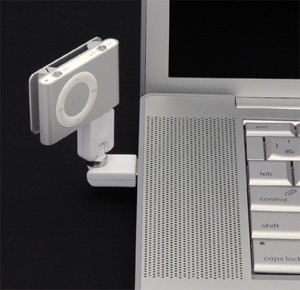 　センチュリーは14日、第2世代iPod shuffle専用のシンクロ＆チャージャーアダプター「iArm」を発表。型番は「IARM-U2SM」で、5月16日発売。同社直販サイトでの販売価格は1,280円。