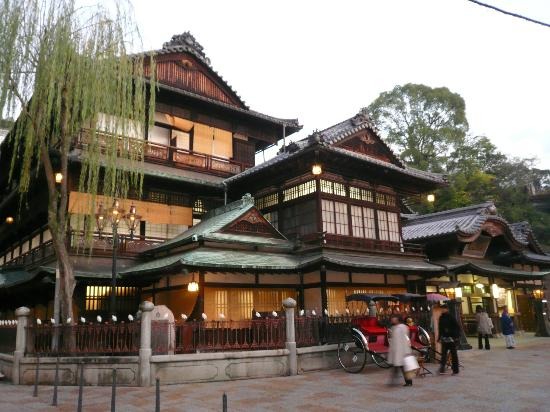 2位の「道後温泉本館」（愛媛県松山市）