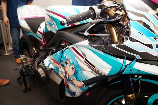 初音ミク、痛単車でマン島TTレースに挑戦…参戦マシン公開