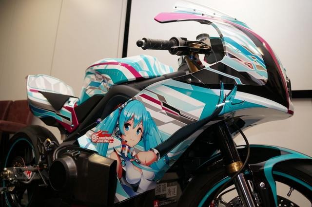 初音ミク、痛単車でマン島TTレースに挑戦…参戦マシン公開