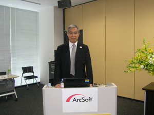 　ジャングルは16日、米ArcSoft製ソフトの販売にあたり都内で発表会を開催。発表された製品はBlu-ray Disc/DVDのライティング総合ソフト「ArcSoft TotalMediaExtreme」とRAW現像ソフト「ArcSoft DigitalDarkroom」で、6月7日発売。