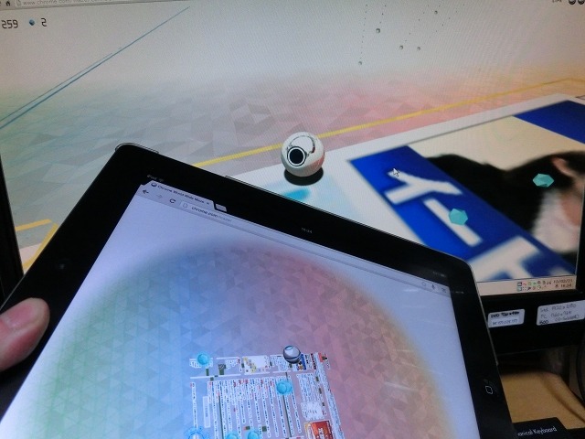 スマホ（この写真ではiPad）で、PCの画面内を操作できるのは、不思議な感覚だ