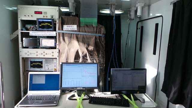 実験車両内部の通信装置、モニター等。