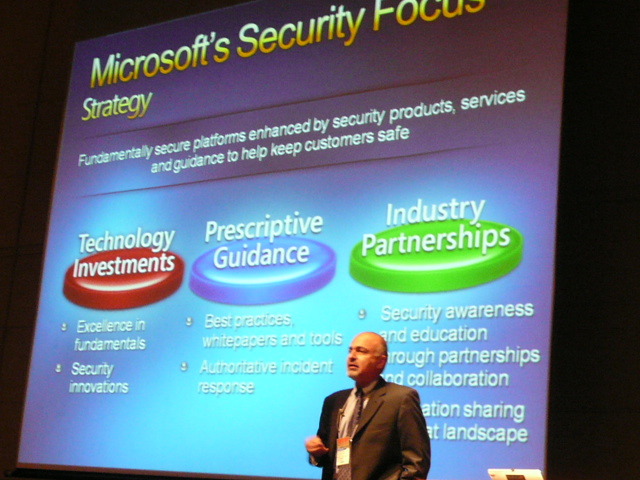 マイクロソフトの具体的なセキュリティ戦略の柱。「テクノロジーへの投資」「規範的なガイダンス」「業界のパートナーシップ」という3つの分野に焦点を当てている