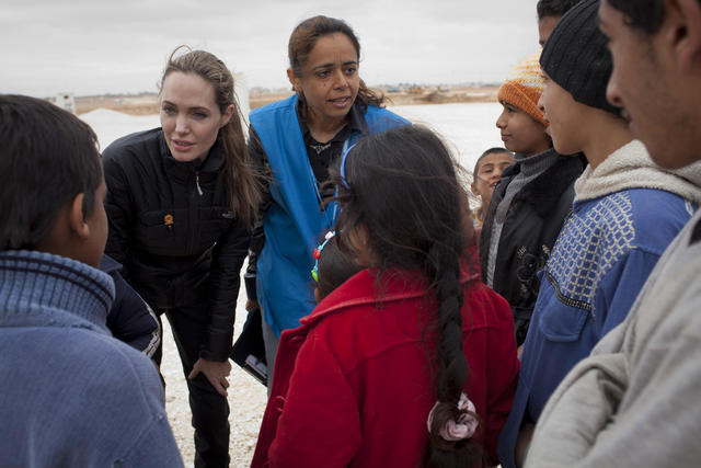 UNHCR親善大使としてヨルダンのザータリ難民キャンプを訪れたアンジェリーナ・ジョリー -(C) Getty Images