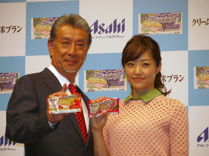 井上真央と高田順次が、「バランスアップ クリーム玄米ブラン」CM発表会に登場