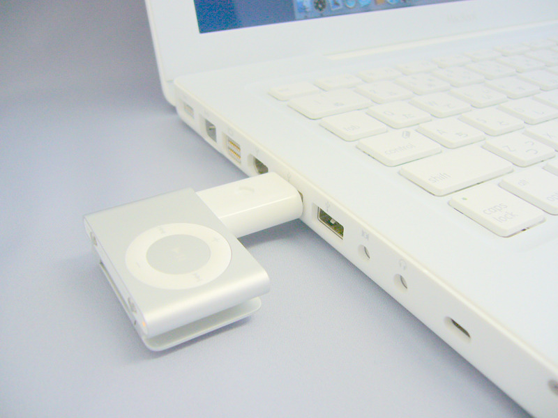 第2世代iPod ShuffleおよびPCとの接続例