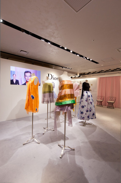 ラフ・シモンズによる2013年春夏コレクション。右のイブニングドレスはポケットがあり、手を入れることでスカートのバルーンシルエットをより強調する