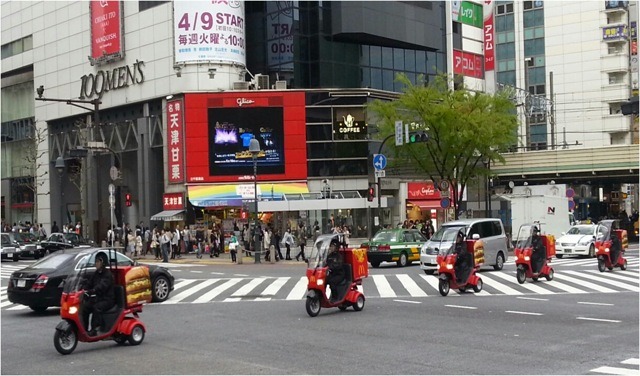 マックデリバリー/デリバリーバイク。渋谷駅前スクランブル交差点