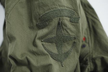 ジャケットの左袖には、ベルクロの連邦軍ワッペンが存在感をアピール。(C)SOTSU・SUNRISE