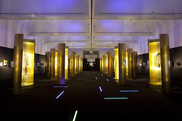 フェンディ展メインの展示室の様子