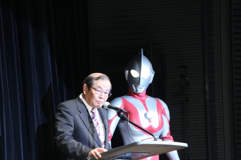 ウルトラマンとともに発表する大岡社長