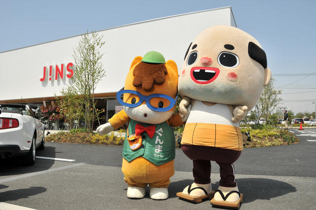 世界初、メガネのドライブスルー販売が前橋でスタート…ゆるキャラも祝福