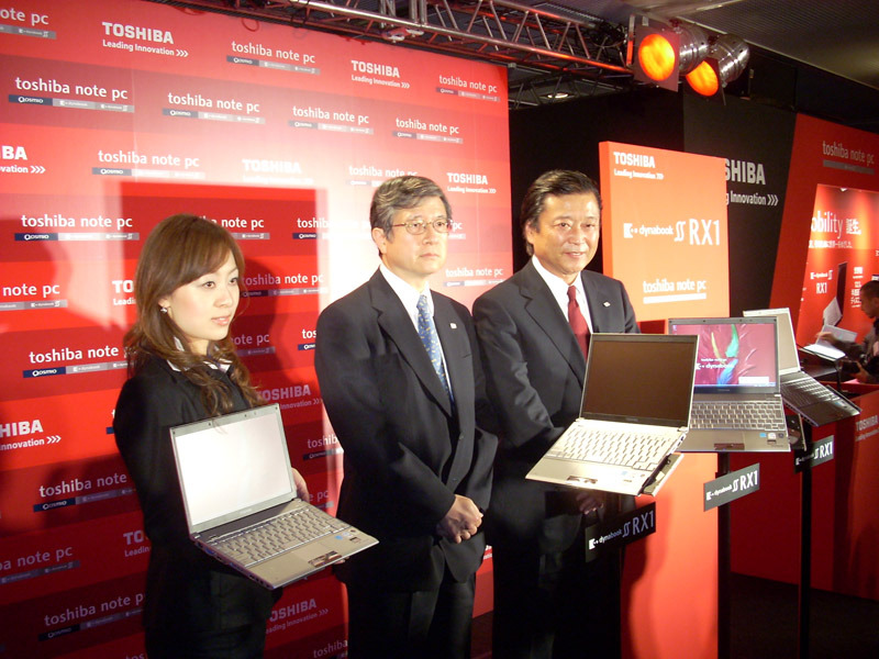 発表会に出席した東芝PC＆ネットワーク社の社長・能仲久嗣氏(右)、同社統括技師長の真田勉氏(中)