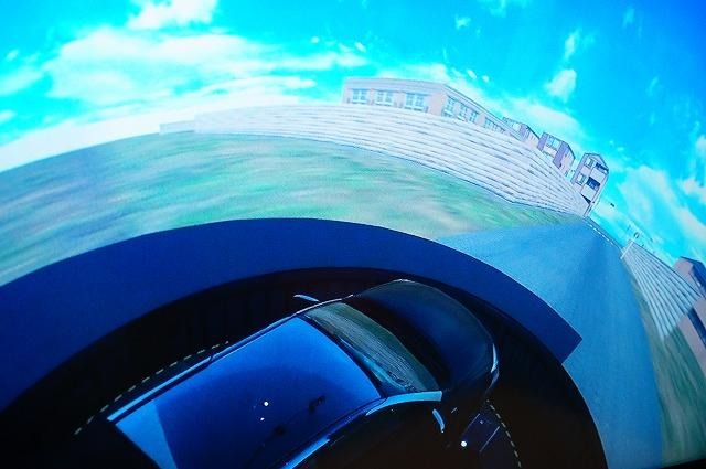 全方位に映像を映し出すドライビングシミュレーター。