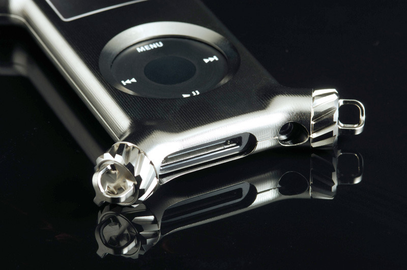 　きわみ工房は、チタンやジュラルミン製のメタル削り出しiPod nanoケース「Re-nano」を発売した。価格はチタン製が99,750円で、ジュラルミン製が39,900円。