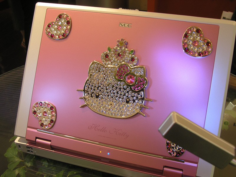 　日本電気（NEC）は6日、サンリオとのコラボレーションによるノートPC「LaVie G ハローキティモデル」の発表に合わせて都内でプレス向けの展示会を開催した。