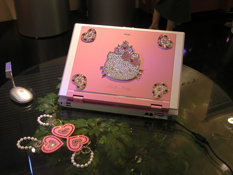 　日本電気（NEC）は6日、サンリオとのコラボレーションによるノートPC「LaVie G ハローキティモデル」の発表に合わせて都内でプレス向けの展示会を開催した。