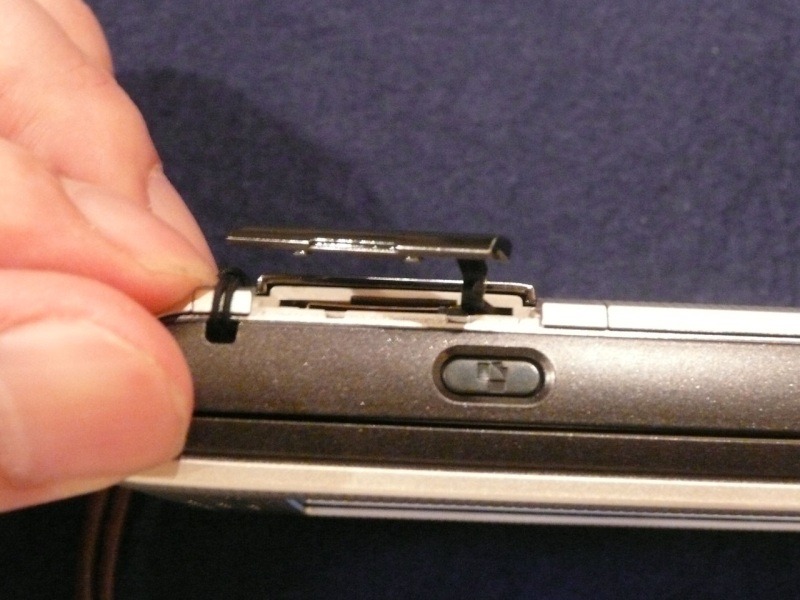 背面の右側面近くには、miniSDカードを装着することのできるスロットが用意されている