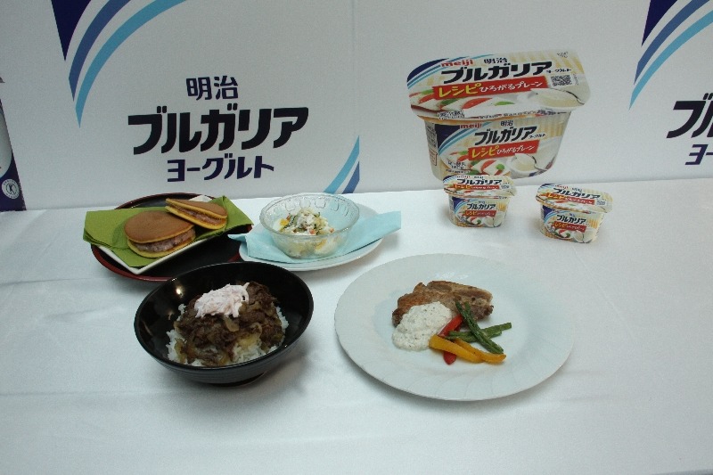 オープニングイベントで紹介された4つの料理：ヨーグルトどら焼き、ヨーグルトポテトサラダ、ヨーグルト牛丼、豚肉ソテーヨーグルトソース添え