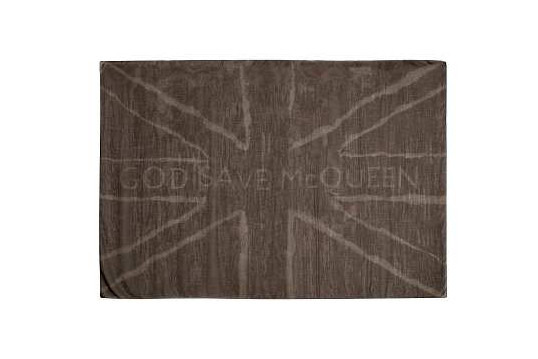 作品のインスピレーション源となった「God save McQueen 」スカーフ
