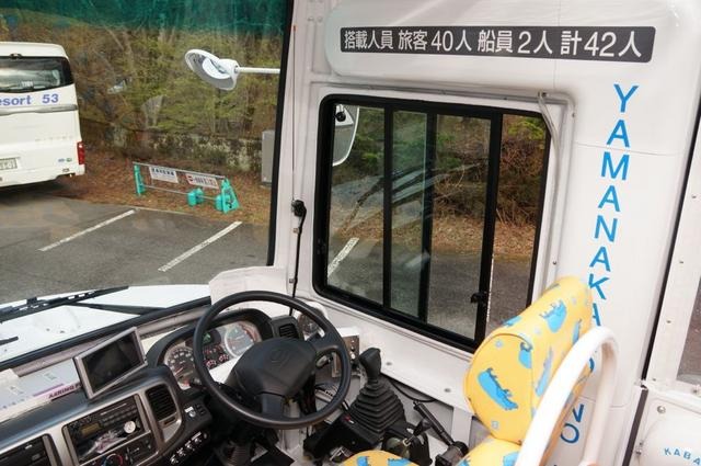 ドライバーは、バスを運転するための運転免許証に加えて、船舶免許を取得している