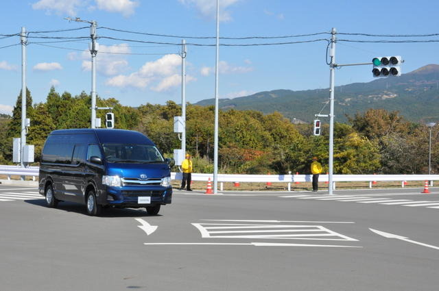 トヨタ東富士研究所内に設けられた高度道路交通システム（ITS）実験場