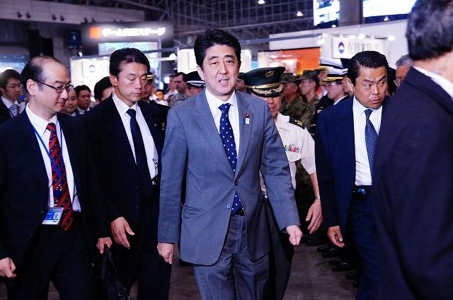 防衛省ブースなどを視察した。