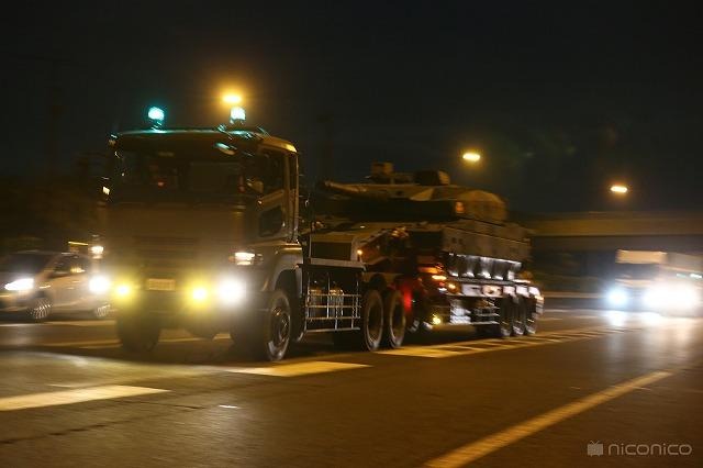 カバーなどを掛けず、むき出しの状態で一般車に混じって走行。