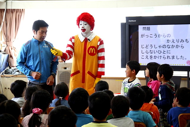 防犯笛贈呈式と防犯ワークショップ