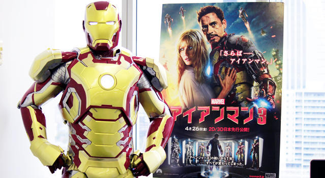 「cinemacafe.net」編集部を訪問したアイアンマン -(C) 2013 MVLFFLLC. TM ＆ (C) 2013 Marvel. All Rights Reserved.