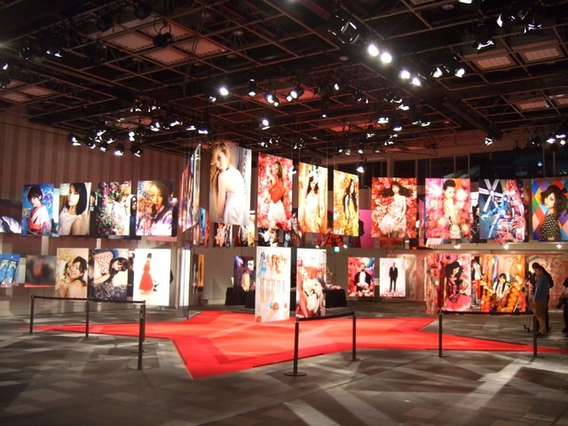 蜷川実花の写真展「LUCKY STAR NINAGAWA MEN&amp;WOMEN」星型に展示作品が並ぶ