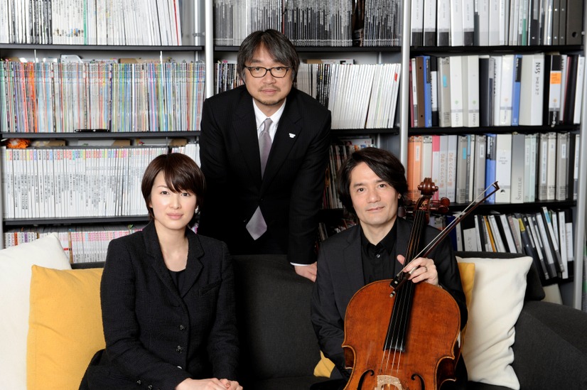 「小山薫堂 Presents『恋する日本語』イメージ・アルバム／溝口肇feat.吉瀬美智子」で朗読を担当する吉瀬美智子（前列左）