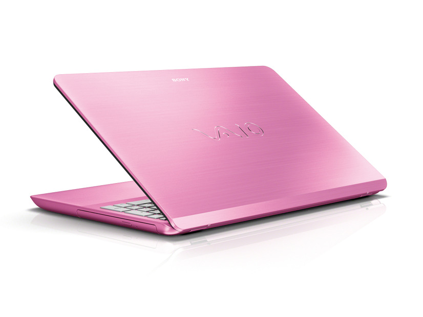 天板には細かいラインの入ったヘアライン加工のアルミを採用「VAIO Fit 15」