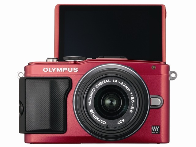 OLYMPUS PEN Lite E-PL6(レッド)正面 モニターチルト