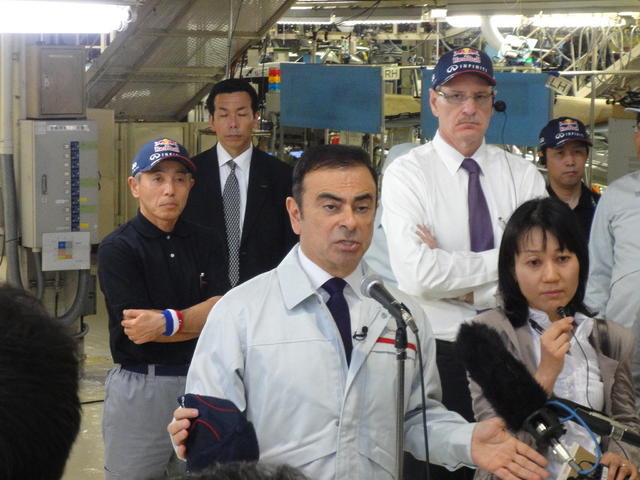 栃木工場で記者団と懇談するゴーン社長