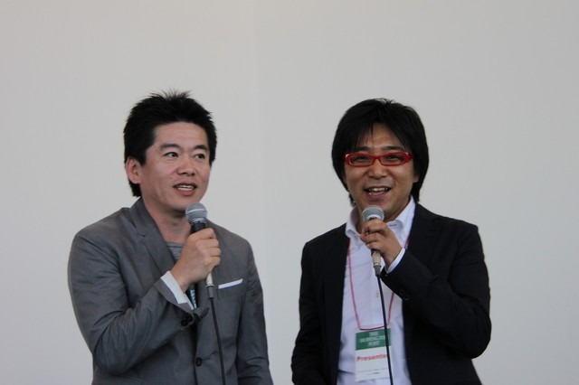 左より、ブロガーとして参加しているライブドア元社長の堀江貴文、ザ・ハフィントン・ポスト・ジャパン編集長松浦茂樹