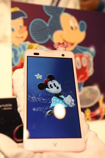ミニーのスマホピアスを挿すと、ミニーのアニメーションが