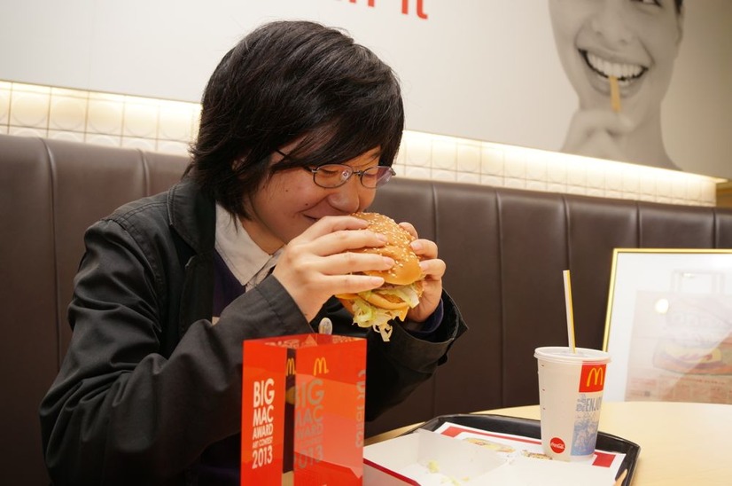 ビッグマックを試食する池口さん