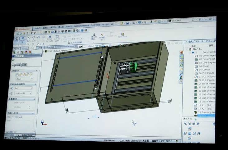 SolidWorks Electrical 3Dを起動し、配電盤の3Dモデルに部品を配置していく。細かな端子台なども設置。各部品の間隔は後から微調整できる