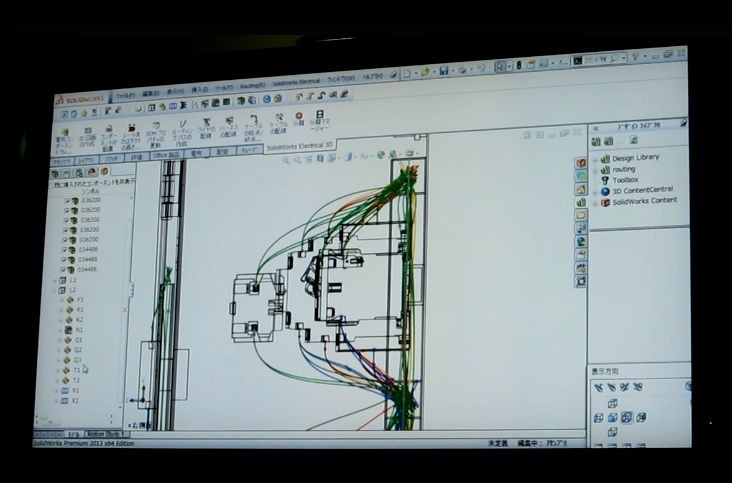 3Dで設計した配電盤のパネルをベースに、ケーブルの引き回し方を検討する。ケーブの曲がりなども実際に近い形になるので正確な線長が得られる