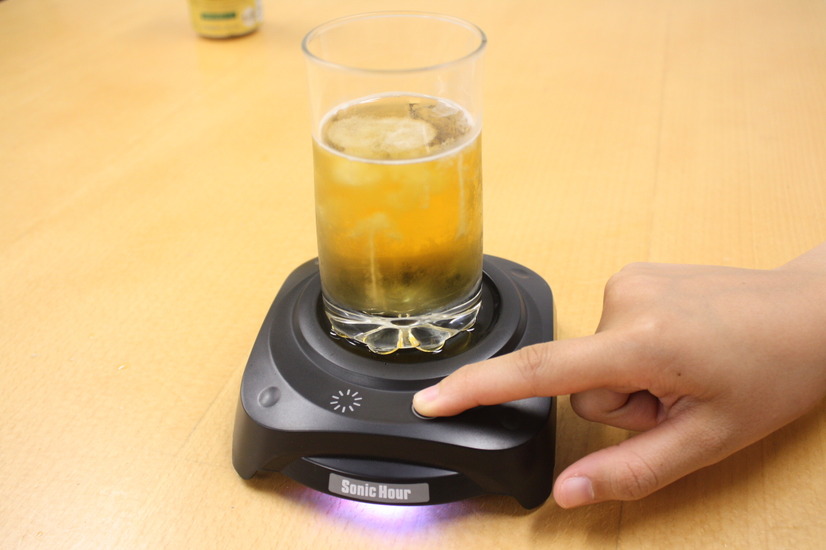 ボタンをプッシュすると、底のほうから細かい泡が生まれます