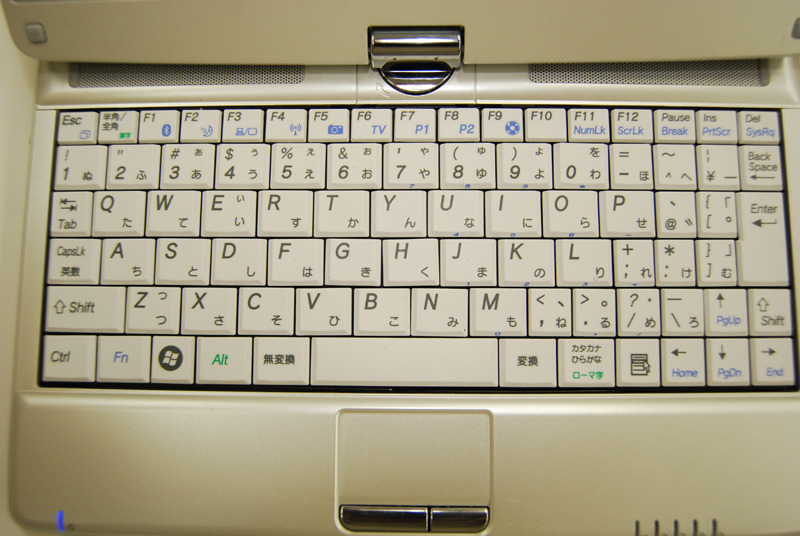 「KOHJINSHA SA」シリーズから一新されたキーボード。ファンクションキーもきちんと揃い、比較的標準的な配列になっている。キーピッチは15.9mm、キーストロークは1.5mmで、パンタグラフ方式。「小型化とタイプしやすさの両立を目指した」という開発担当者の言葉どおり、サイズにさえ慣れてしまえば、ほとんど違和感を感じずにタイプすることができる