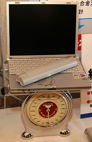 松下、重さ990gで9時間のバッテリー駆動を実現したLet'snote R3。T2/W2/Y2もスペックアップ